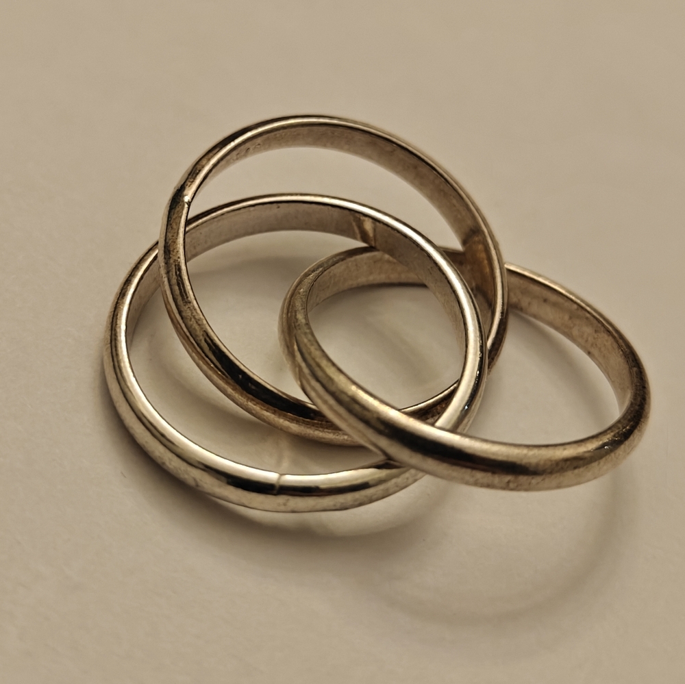 Elegant Silver Three Interlocking Band Rings - Picture 2 of 12